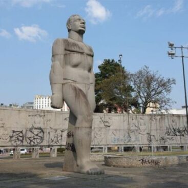 Foto estátua praça 19 de dezembro curitiba